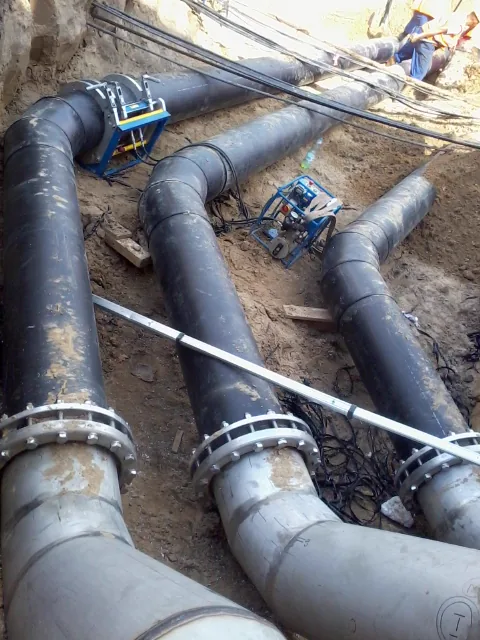 Rurociągi w wykopie — zgrzewanie elektrooporowe i połączenia kołnierzowe